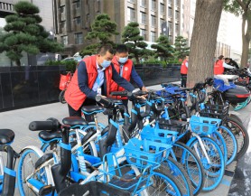 开云（中国）集团和广武门后街社区开展“整治共享单车乱停乱放”志愿服务活动