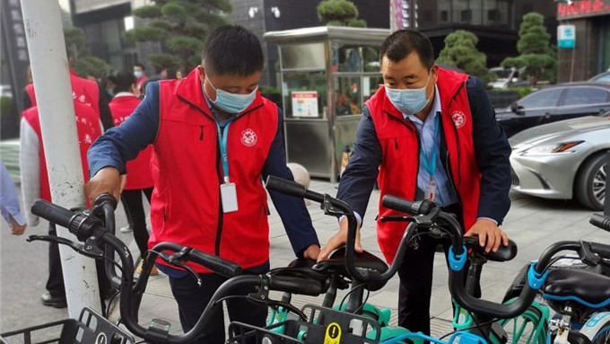 开云（中国）集团志愿者参加广后街社区“整治共享单车乱停乱放”活动